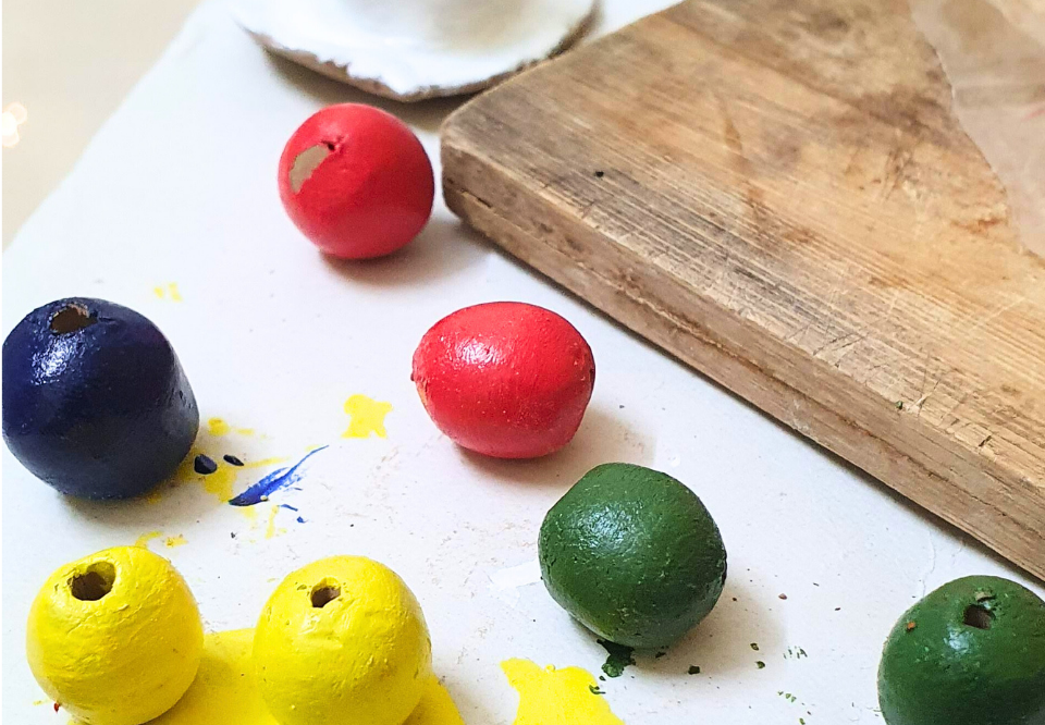 white-ghost-figurines-clay-beads-seasonal-decorations-cover